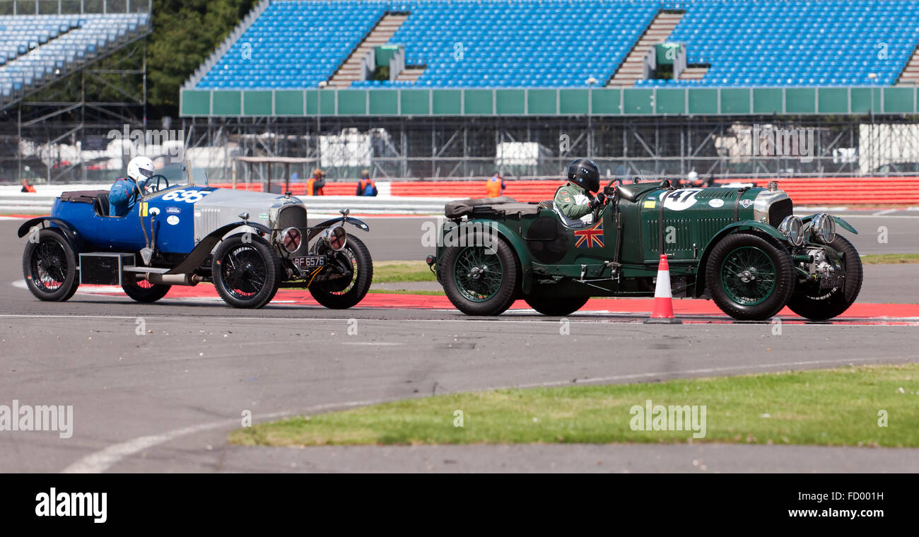 Ein Blower-Bentley und ein Vauxhall 23/60 sowie im Wettbewerb in der Kidston Trophy für Pre-Krieg-Sportwagen bei der Silverstone Classic Stockfoto