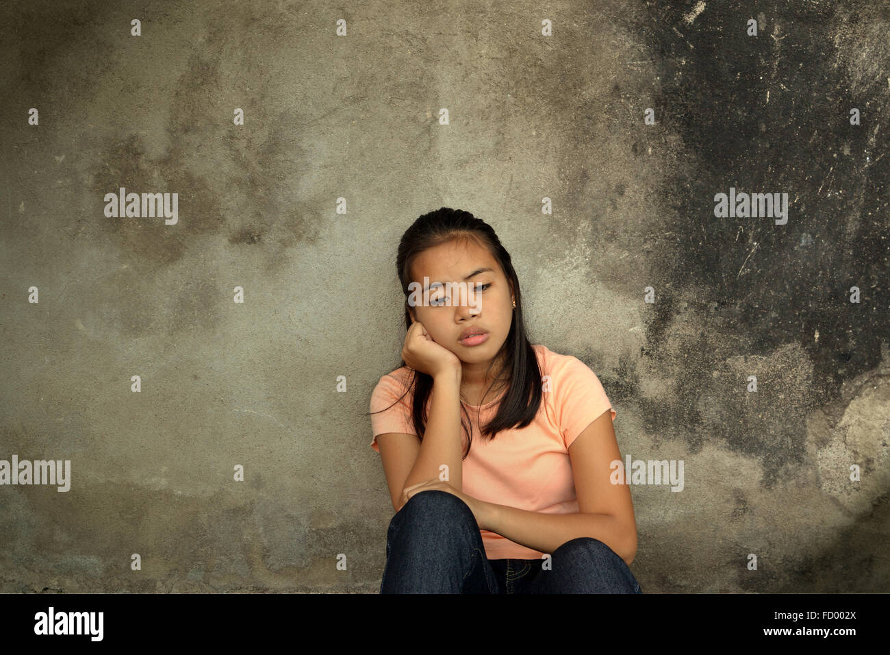 Nachdenklich besorgt Teenager sitzen allein in einem verlassenen Ort Stockfoto
