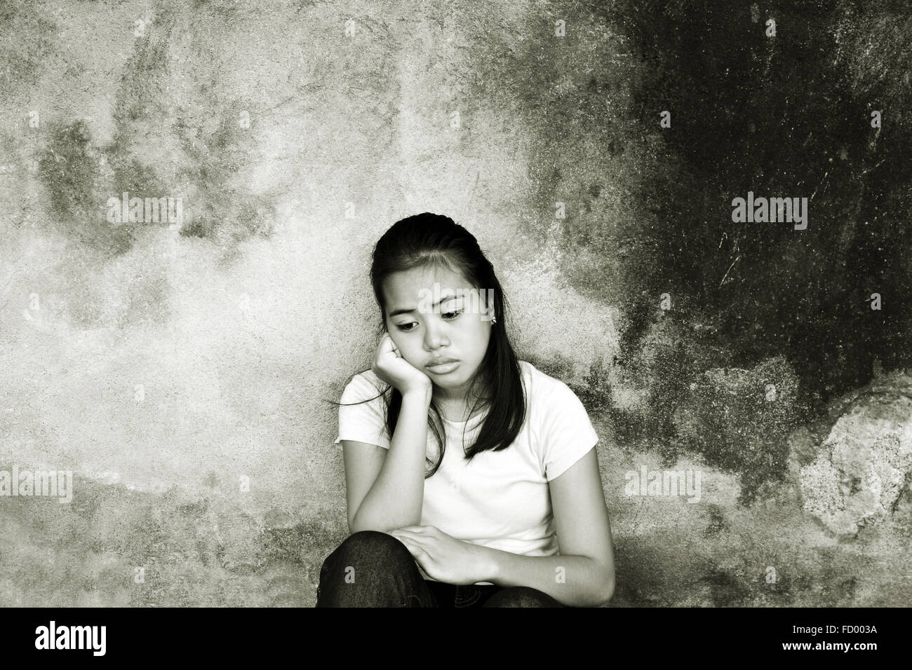 Traurige Teenager sitzen allein in einem verlassenen Ort Stockfoto
