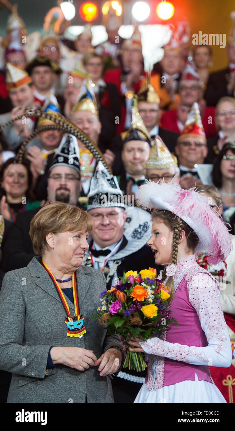 Berlin, Deutschland. 26. Januar 2016. Deutsche Bundeskanzlerin Angela Merkel (CDU) erhält die "Prinzenpaare" (königliche Paare) aus allen Bundesländern und vielen Dank Katharina Theil von Oberasbach für ihr Funkenmariechen Tanznummer im Bundeskanzleramt in Berlin, Deutschland, 26 Januar 2016. Bildnachweis: Dpa picture Alliance/Alamy Live News Stockfoto