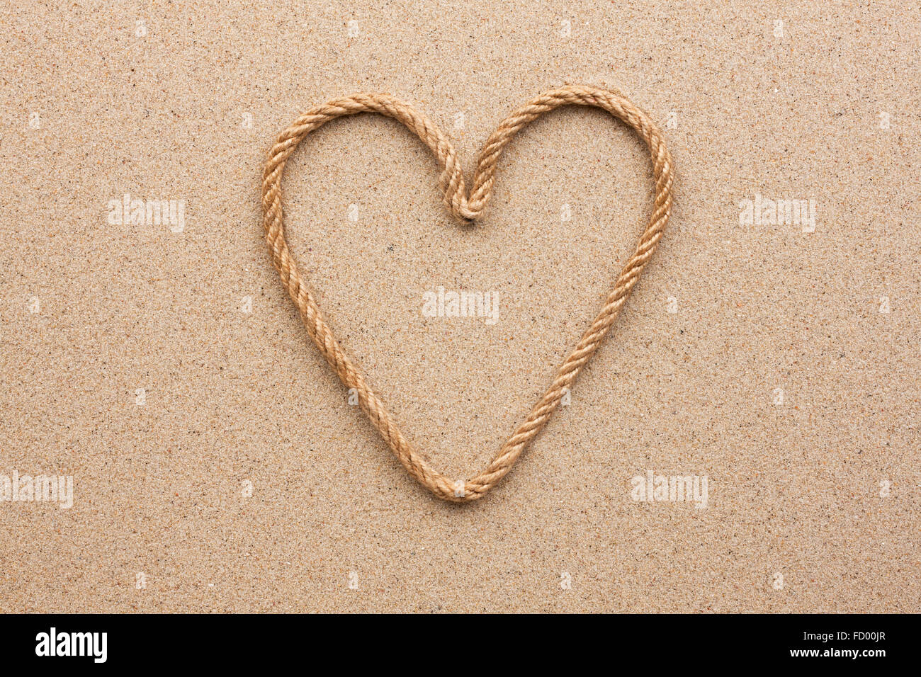 Herz des Seils auf dem Sand, mit Platz für Ihren text Stockfoto