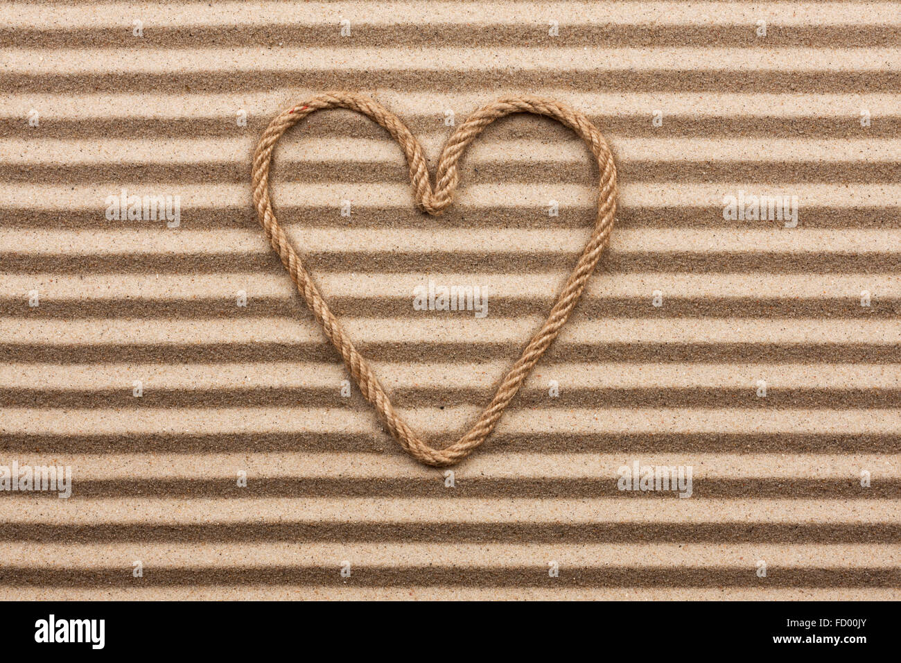 Herz des Seils auf dem Sand, mit Platz für Ihren text Stockfoto