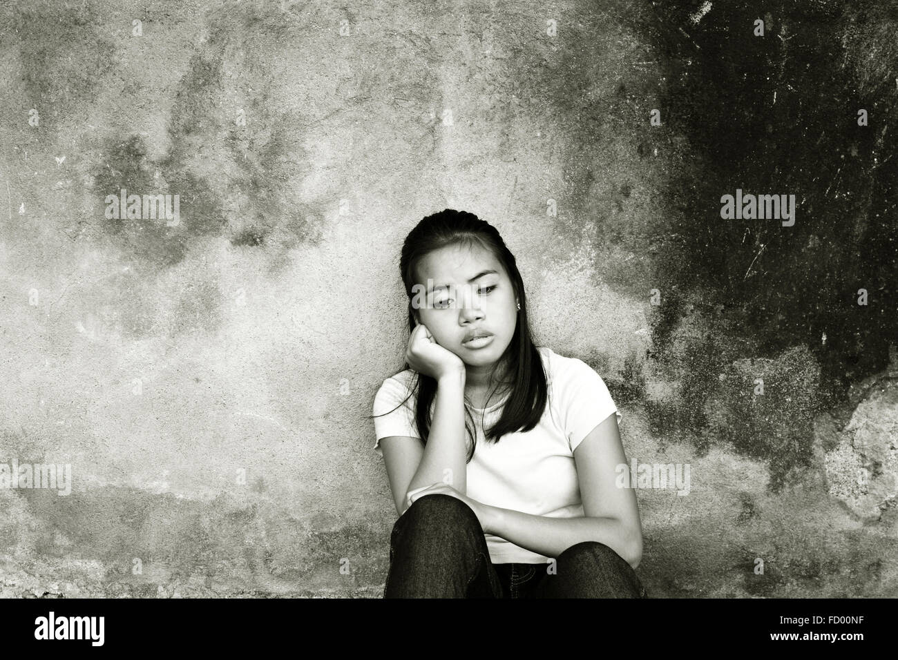Nachdenklich besorgt Teenager sitzen allein in einem verlassenen Ort Stockfoto