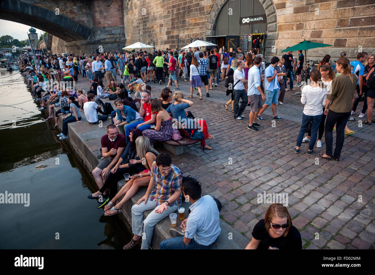 Die Menschen genießen den Ort am Fluss Naplavka in Prag, Tschechien Stockfoto