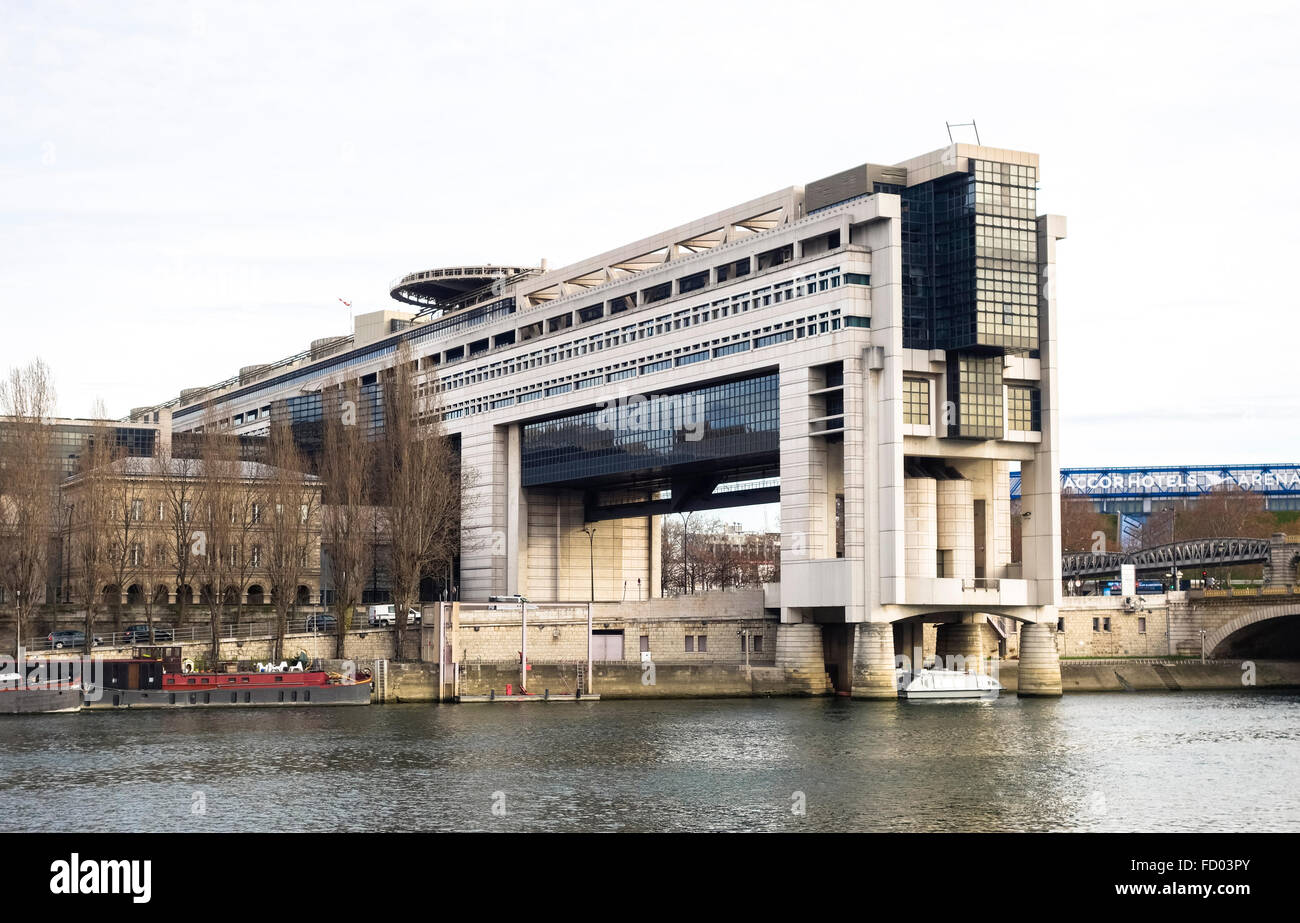 Der Sitz des Ministeriums für Wirtschaft, Finanzen und Industrie, entlang der Seine, Bercy, Paris, Frankreich. Stockfoto