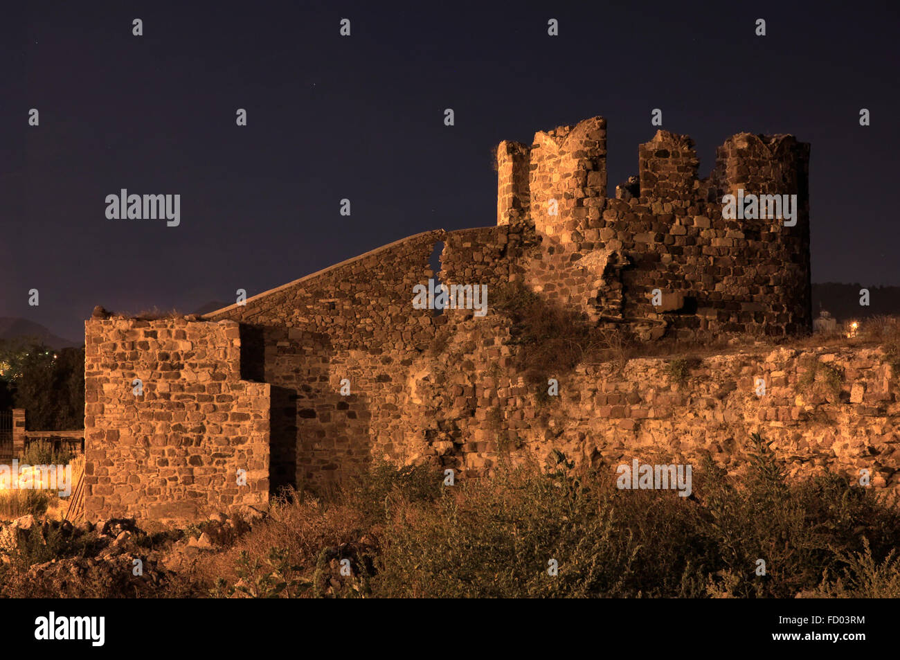Der Turm von Mytilene Burg Unterteil, (Nordseite, in Kato Skala Bereich unter Vollmond. Lesbos, Griechenland Stockfoto