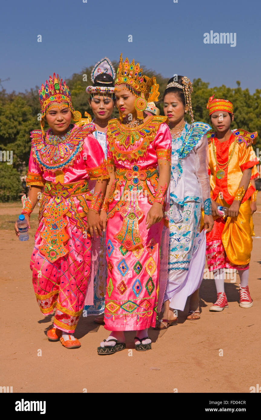 Eine Gruppe von Menschen in Tracht in Bagan, Myanmar Stockfoto