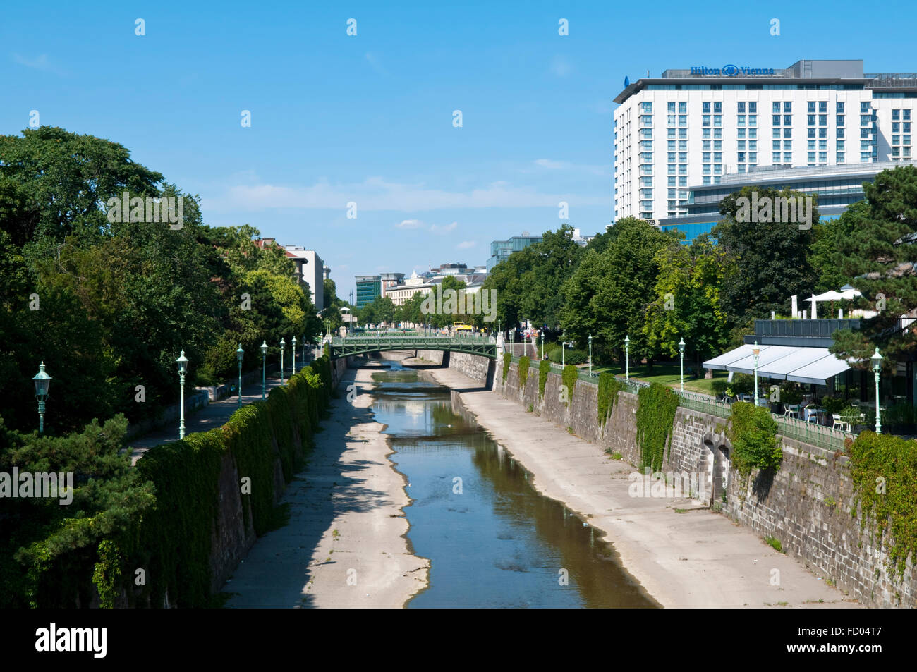 Blick entlang des Flusses Wienfluss läuft neben dem Stadtpark in Wien, Österreich Stockfoto