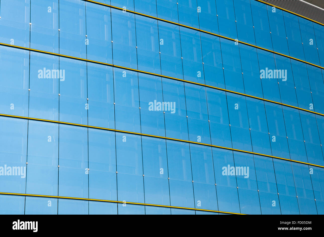 Blauen Fenstern auf einem Bürogebäude in Wien Stockfoto