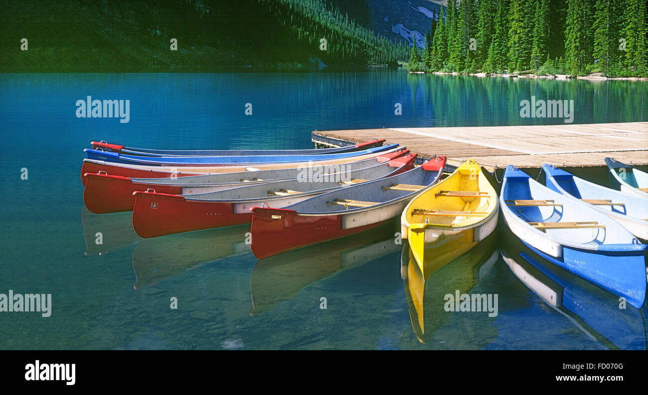 Bunte Kanus an einem Dock an einem schönen Bergsee. Stockfoto