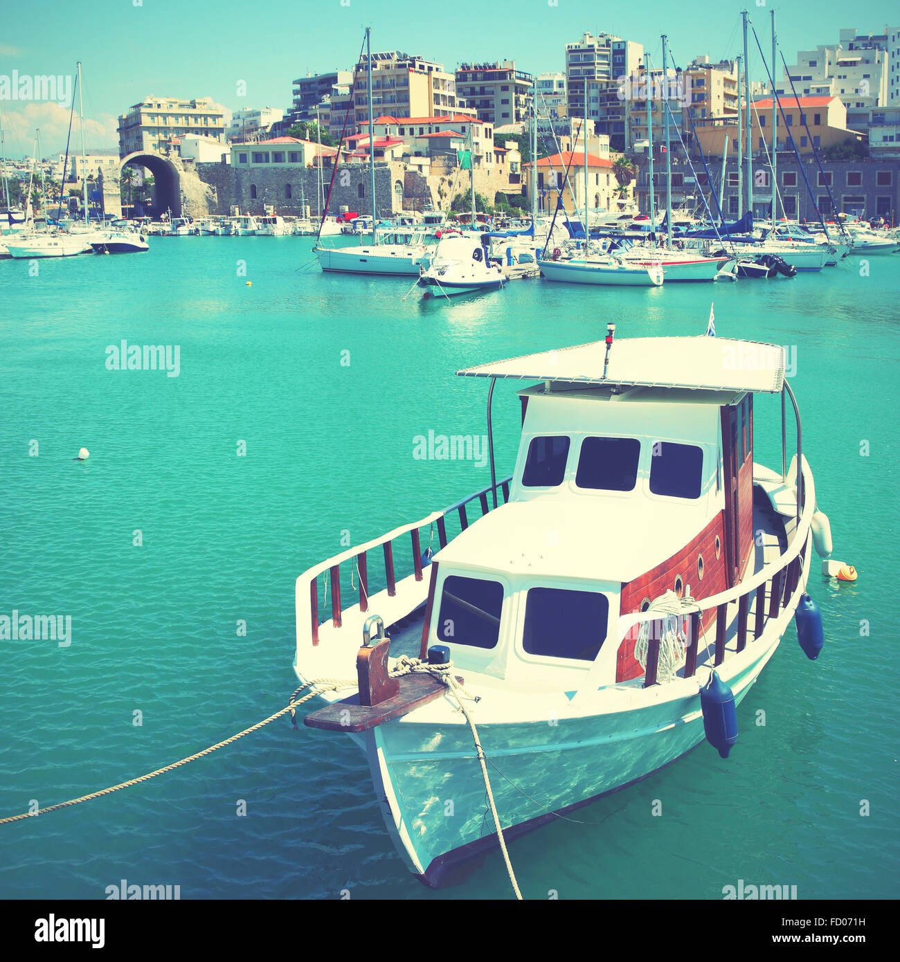 Fischerboot im Hafen von Heraklion, Kreta, Griechenland. Retro-Stil vorgefiltert Bild Stockfoto