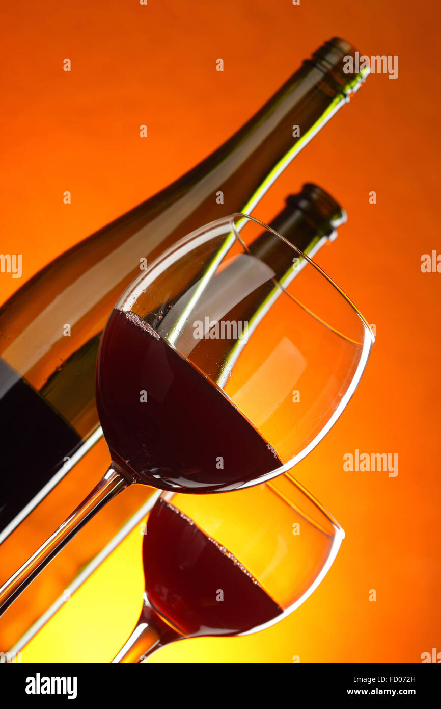 Rotwein - Stillleben mit Gläsern und Flaschen. Geneigte Komposition. Stockfoto