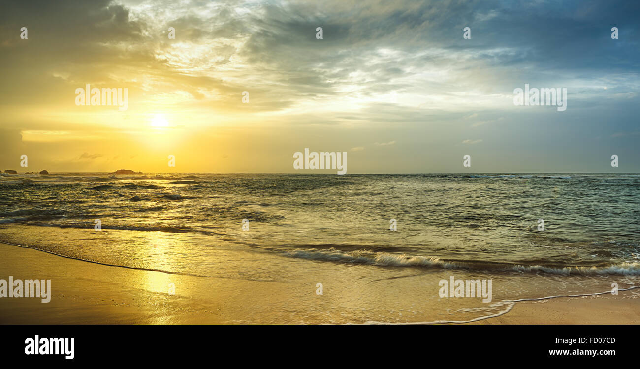 Sonnenuntergang über dem Meer. Sri Lanka. Panorama Stockfoto