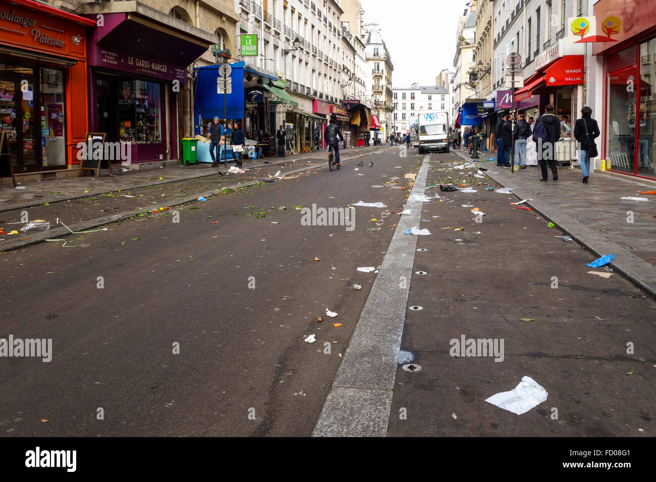 Abfälle, die nach der Obst und Gemüse Markt, Marché Aligre, auf dem Platz des Aligre, Aligre Straße, die Rue Aligre. Paris, Frankreich. Stockfoto