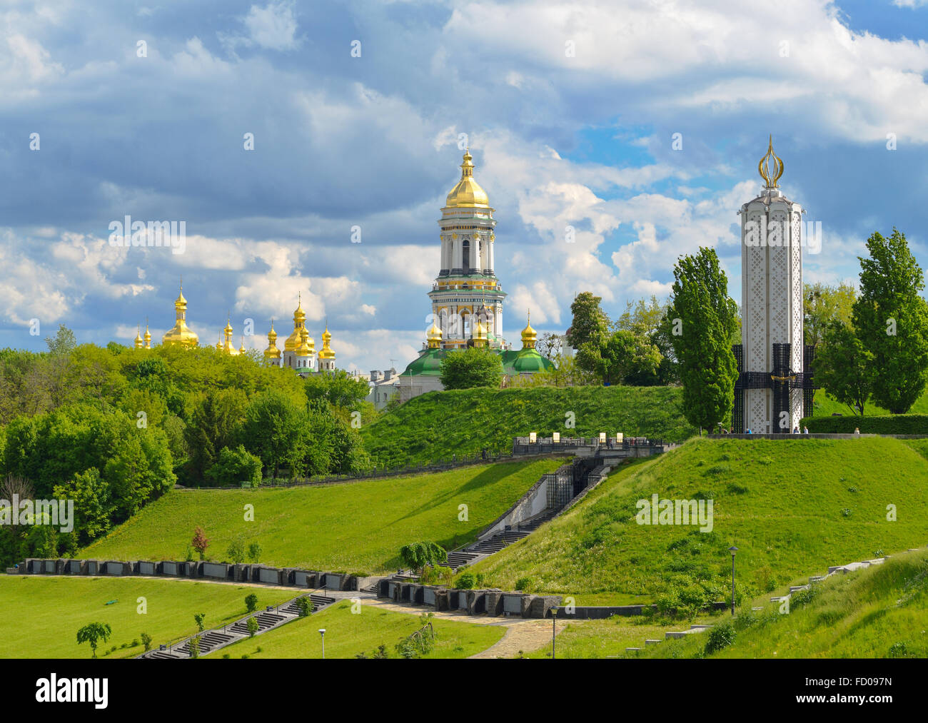 Denkmal für die Opfer des Holodomor und Kuppeln der Kiewer Höhlenkloster Lawra in Kiew auf Hügeln von Petschersk. Park des Ruhmes in Kiew. Ukraine Stockfoto