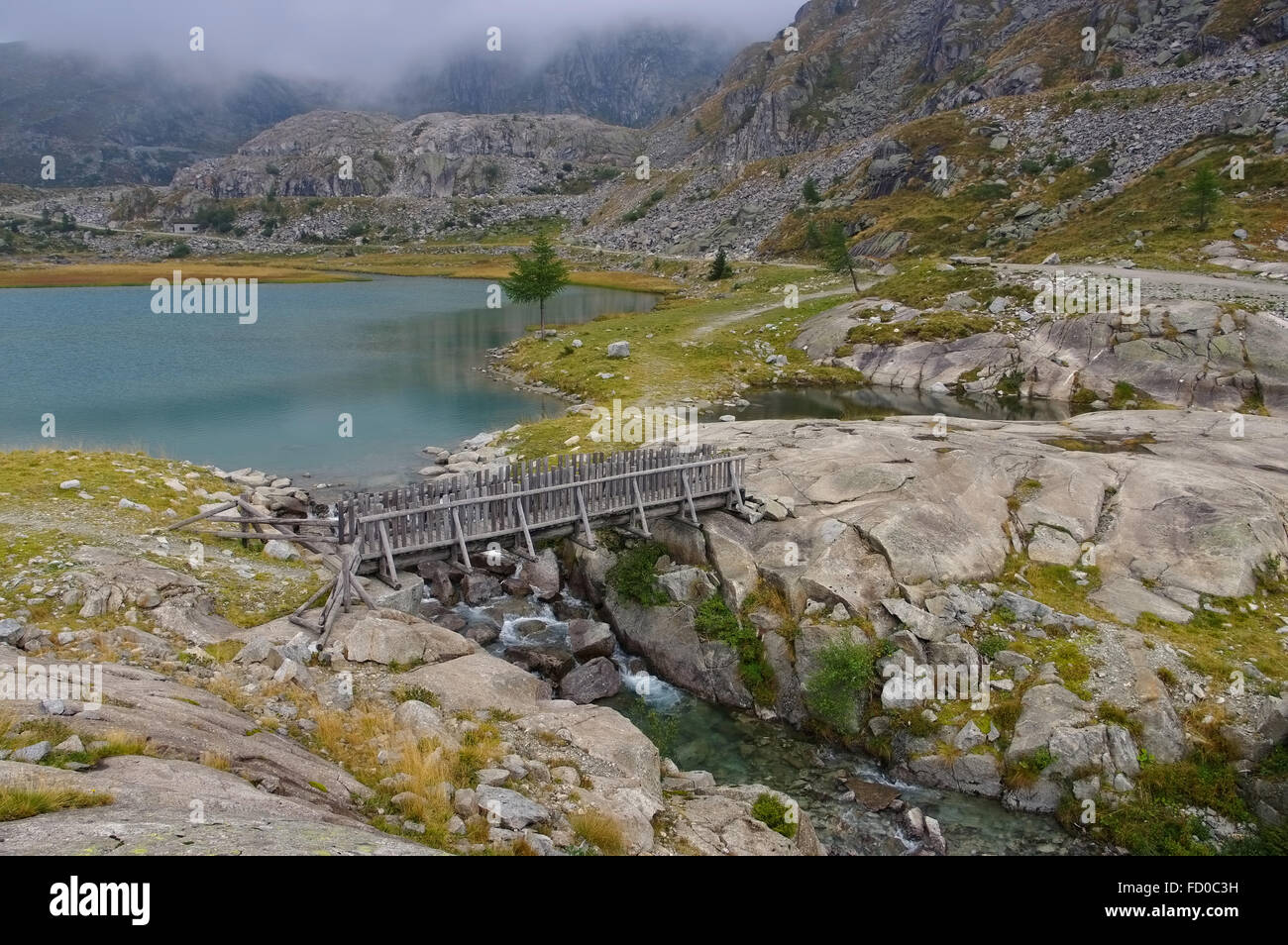 Cornisello See Und Wasserfall - Cornisello See und Wasserfall in Dolomiten, Alpen Stockfoto