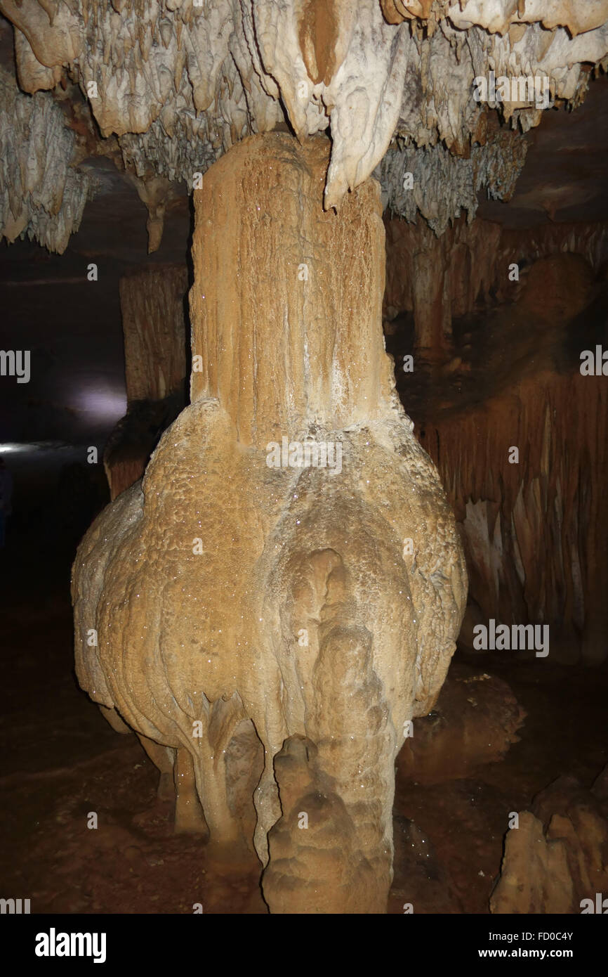 Stalagmit trat ein Stalaktit und anderen Formationen in einer kleinen Höhle in einem Kalkstein Karst in Halong Bucht, Vietnam Stockfoto