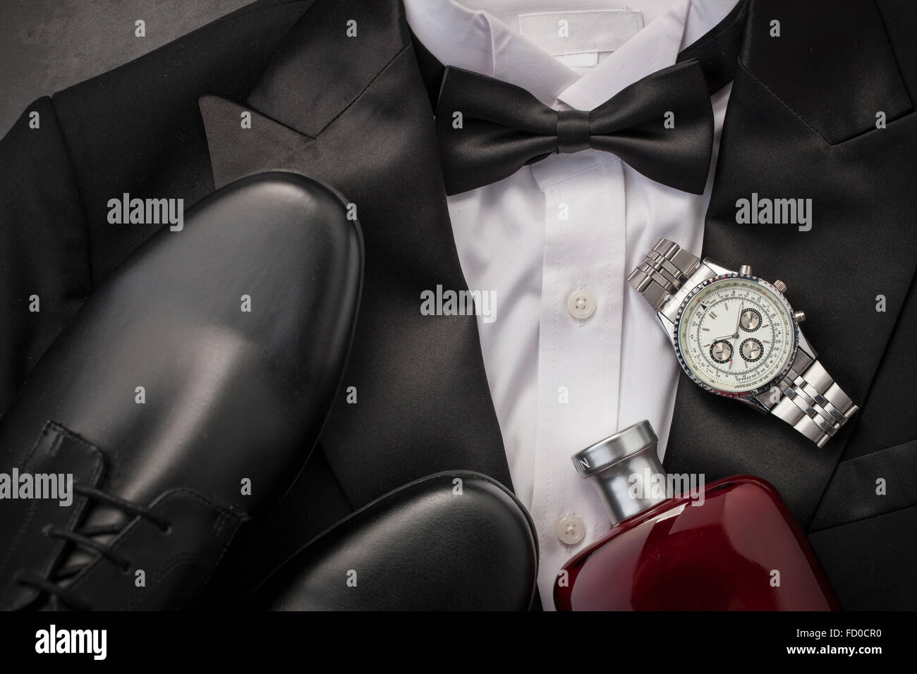 Mannes Smoking mit schwarzen Schuhen, Köln und eine Uhr Stockfoto