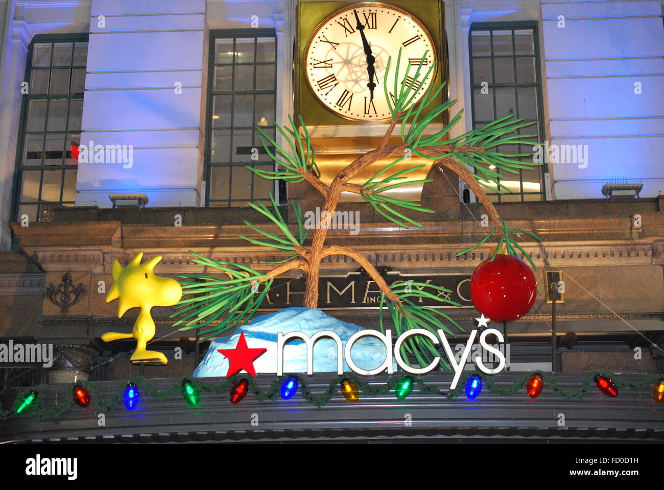 New York City - Dezember 2015: Macy's Herald Square "A Charlie Brown Christmas" feiert 50. Jahr Jubiläum w Woodstock Stockfoto