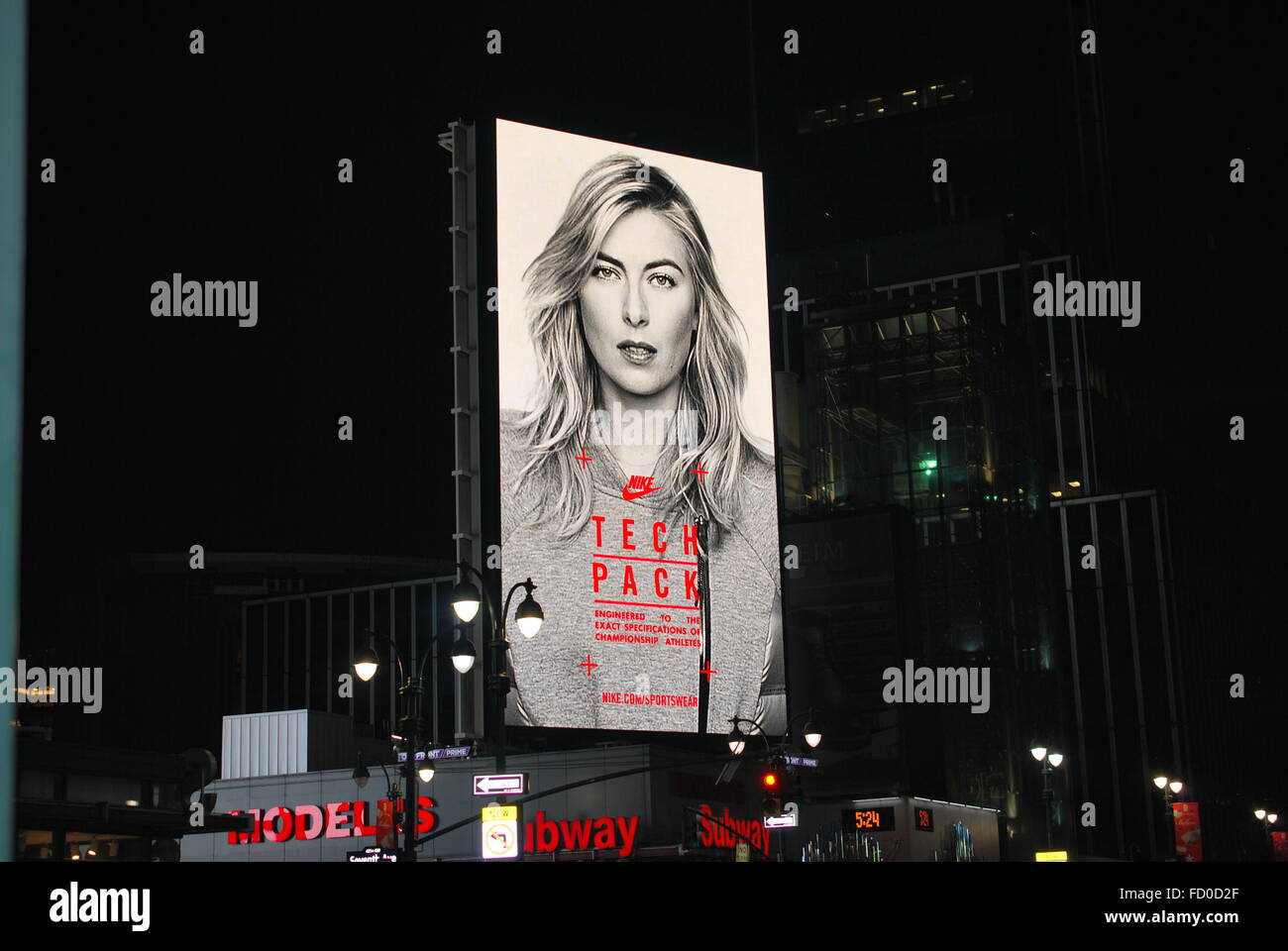 New York City - Dezember 2015: In der Nähe von Macy's Herald Square eine riesige Neonlichter Schild mit Werbung für eine schöne Frau Stockfoto