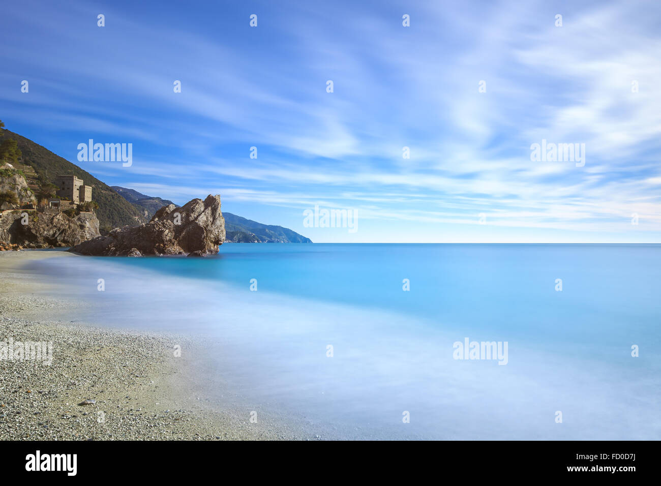 Monterosso al Mare-Strand, Meer, die Bucht und Felsen Landschaft. Cinque Terre, Cinqueterre, Ligurien Italien. Langzeitbelichtung Fotografie Stockfoto