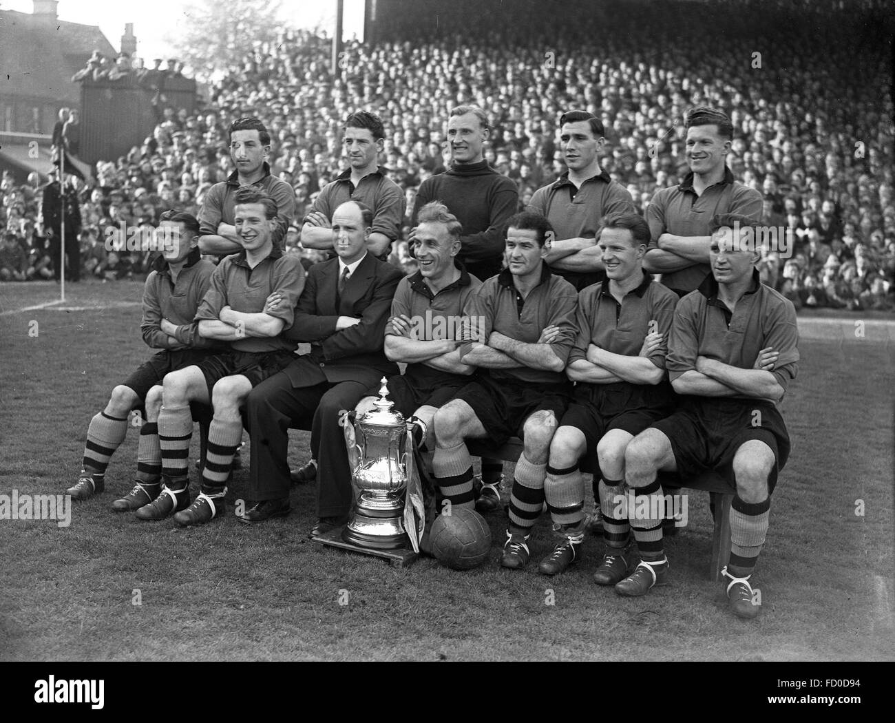 Wolverhampton Wanderers FC 1949 FA Cup Team zu gewinnen. Zurück zu rudern Bill Crook, Roy Pritchard, Bert Williams, Bill Shorthouse, Terry Springthorpe. Front-Johnny Hancocks, Sammy Smyth, Stan Cullis, Billy Wright, Jesse Pye, Jimmy Dunn, Jimmy Mullen. Stockfoto