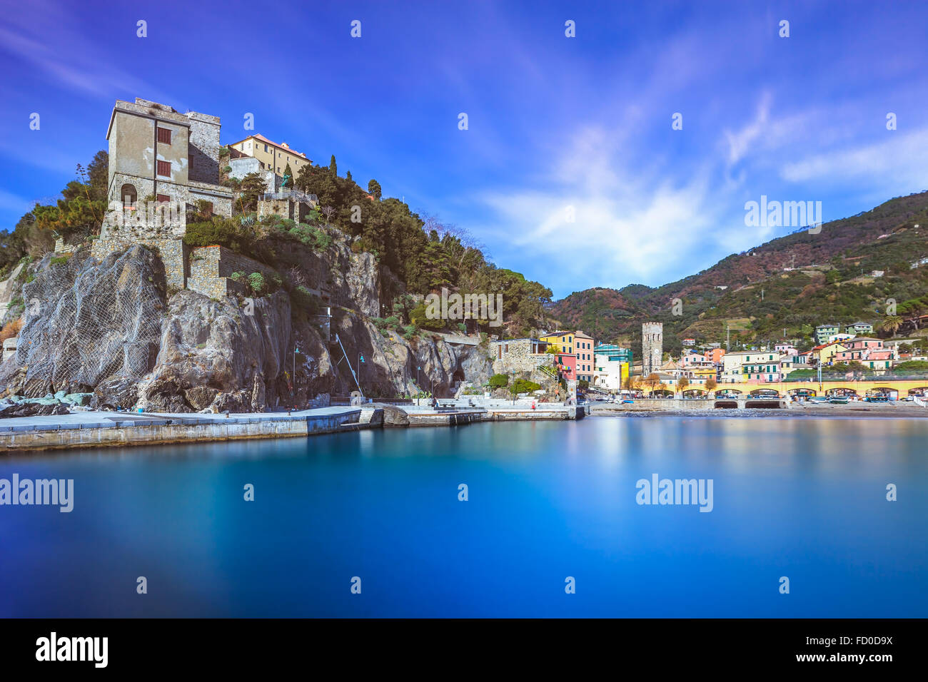 Monterosso al Mare-Fischer-Dorf, Hafen, Felsen und Meer Bucht Landschaft. Cinque Terre, Cinque Terre, Ligurien Italien Europa. Lange Stockfoto