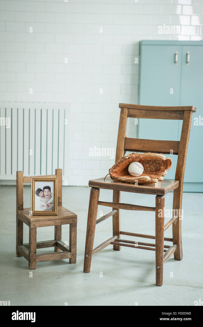 Legen Sie auf einen Stuhl und ein Foto auf einem kleinen Stuhl Ball fangen Stockfoto