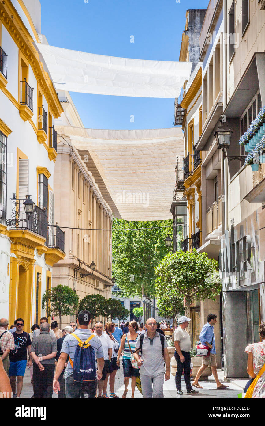 Spanien, Andalusien, Provinz Sevilla, Sevilla, schattiert in Calle Tetuán, Casco Antiguo, die alten Viertel von Sevilla Einkaufen Stockfoto