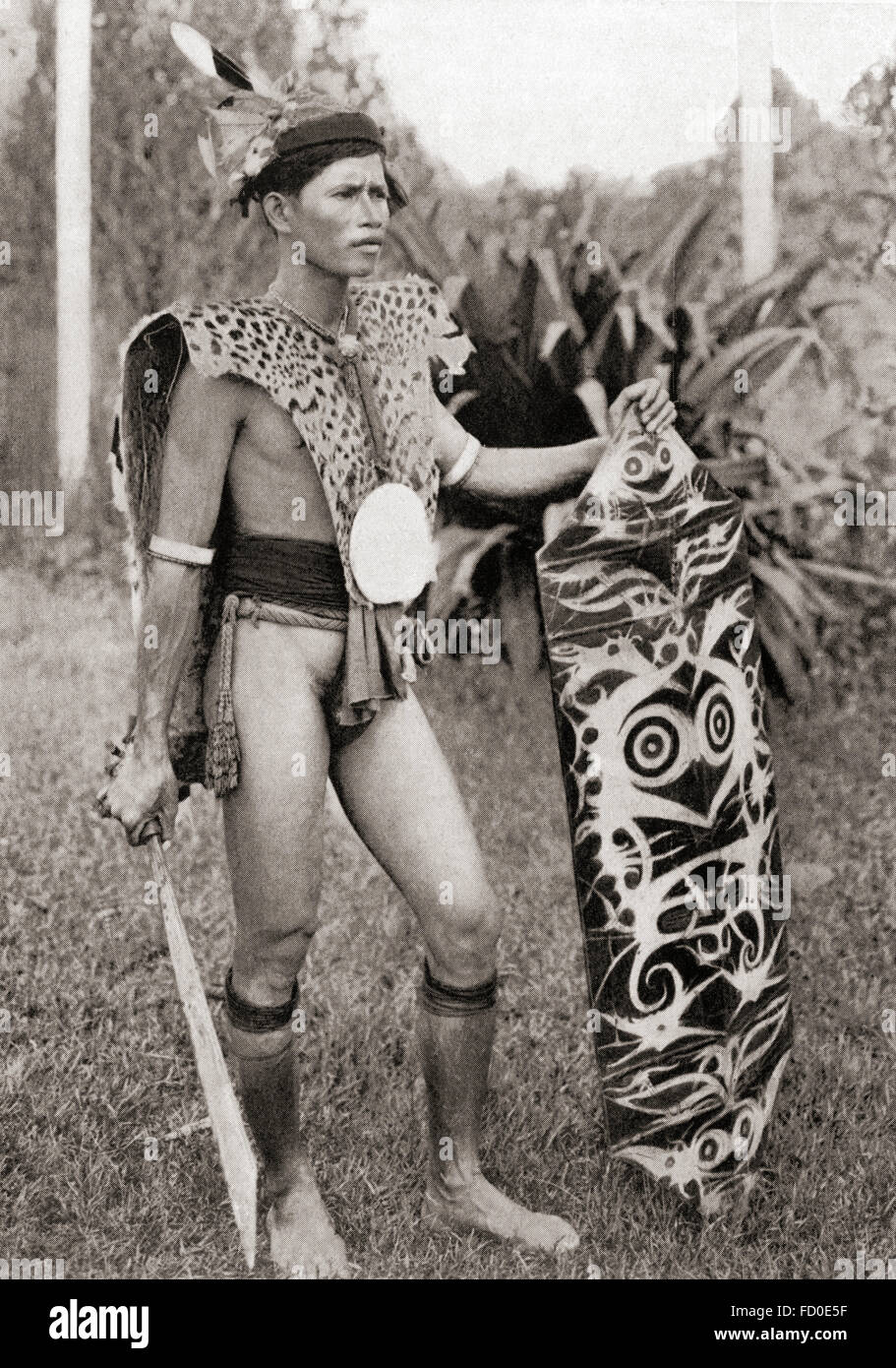 Ein Eingeborener von Borneo im Krieg Kostüm.  Nach einer Fotografie des 19. Jahrhunderts. Stockfoto