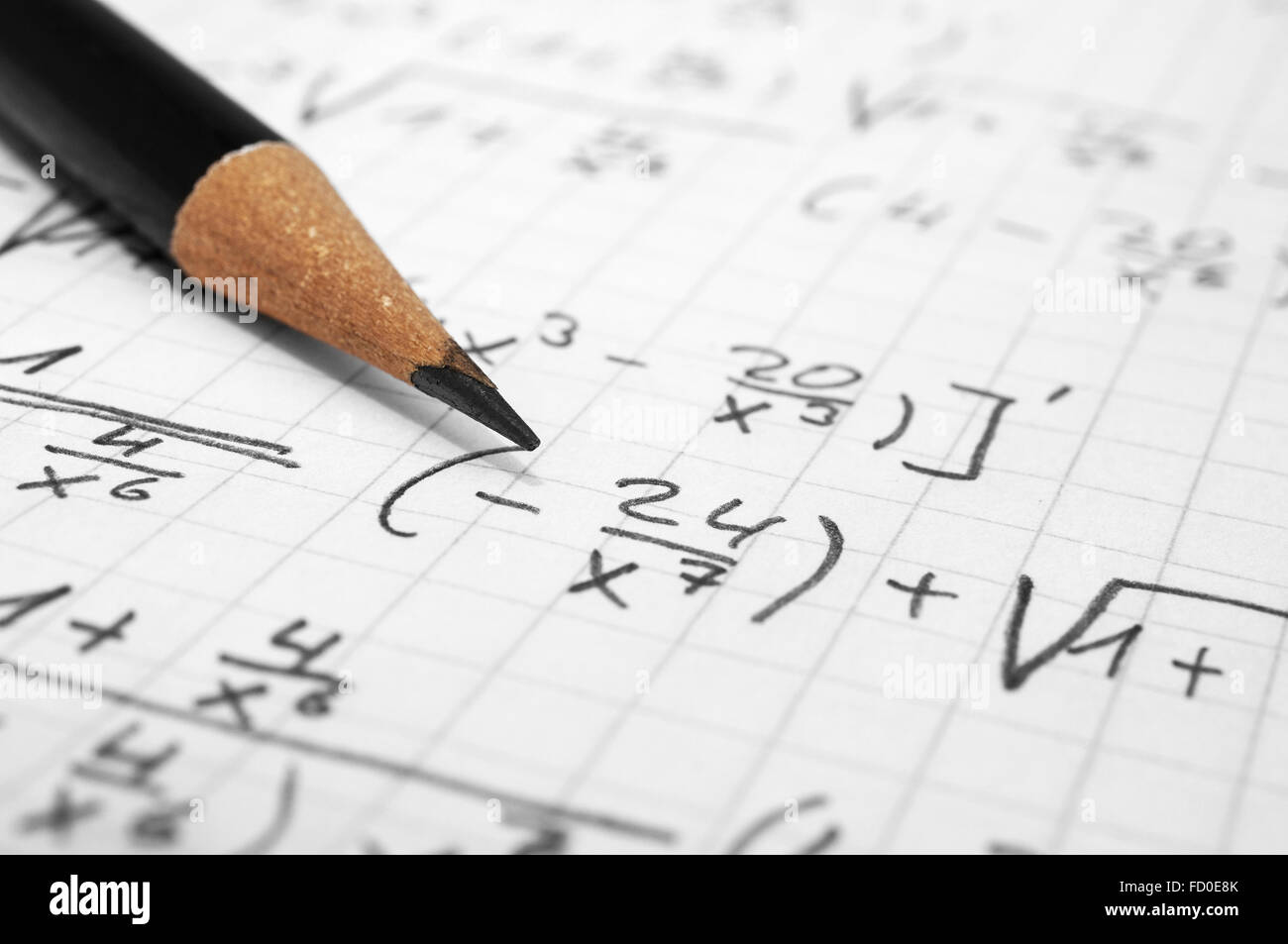 Mathematik-Konzept - Bleistift über ein Blatt Papier mit mathematischen Formeln Stockfoto