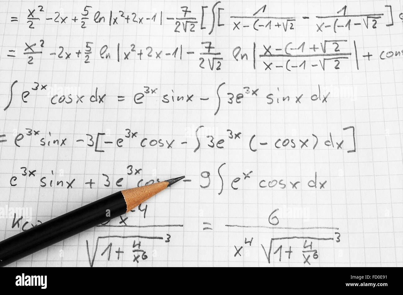 Mathematik-Konzept - Bleistift über ein Blatt Papier mit mathematischen Formeln Stockfoto