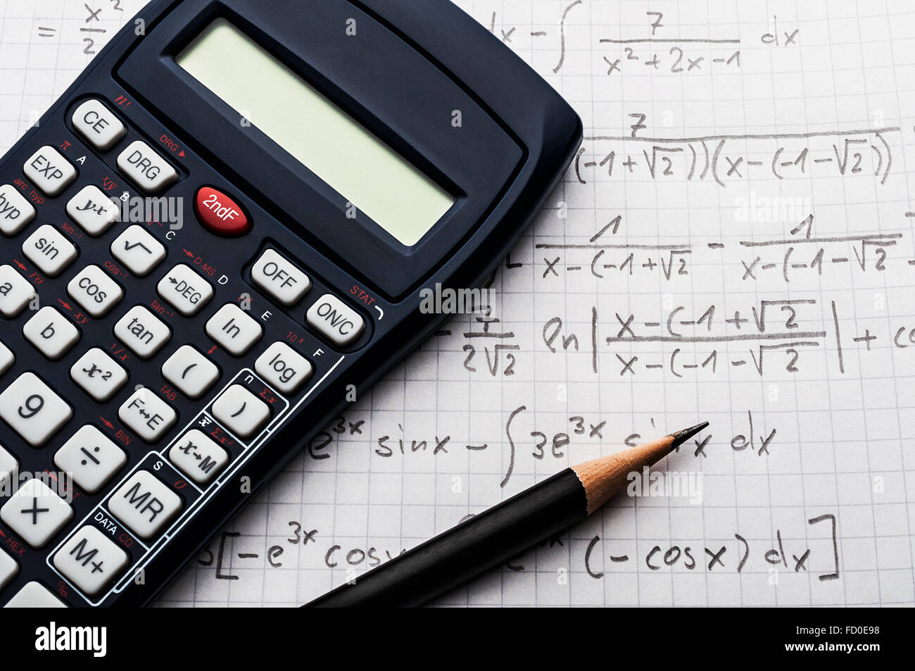 Mathematik-Konzept - Taschenrechner und Bleistift über ein Blatt Papier mit mathematischen Formeln Stockfoto