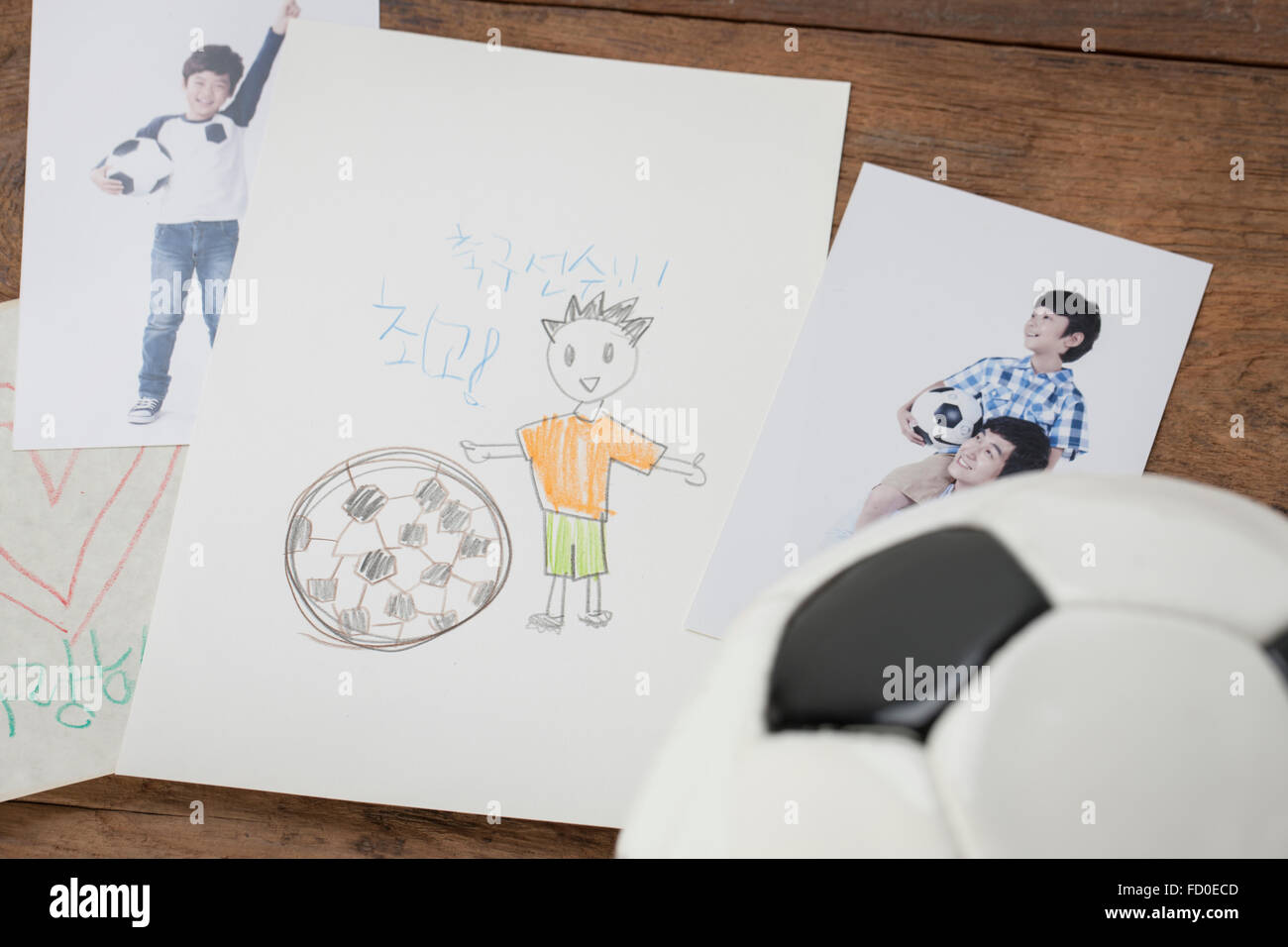 Zeichnungen von Kindern aus Fußball und ein junge Stockfoto