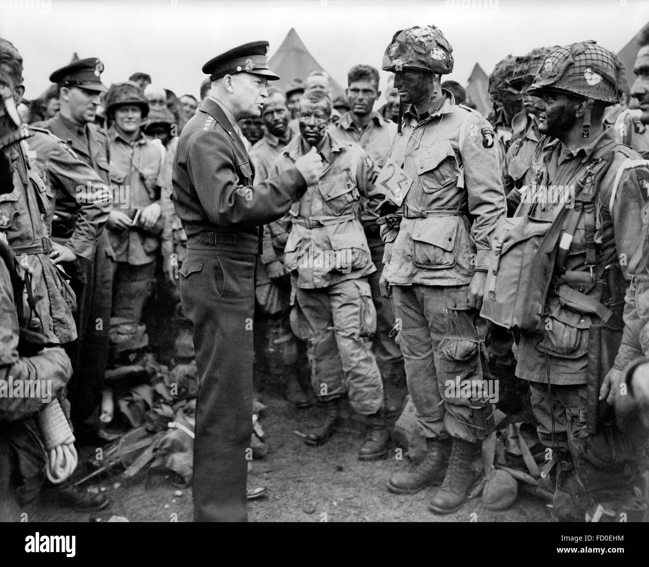Dwight Eisenhower. General Dwight D Eisenhower, Supreme Allied Commander Europe, im Gespräch mit amerikanischen Fallschirmjäger am Abend des 5. Juni 1944, als sie für die Schlacht um die Normandie bereit. Stockfoto