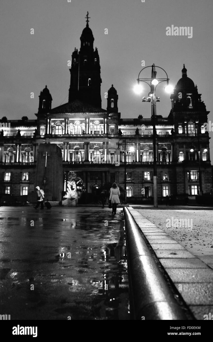 Glasgow, Schottland. 26. Januar 2016. UK-Wetter: Glasgow City Chambers und George Square beleuchtet als Dämmerung fällt. Bildnachweis: Tony Clerkson/Alamy Live-Nachrichten Stockfoto