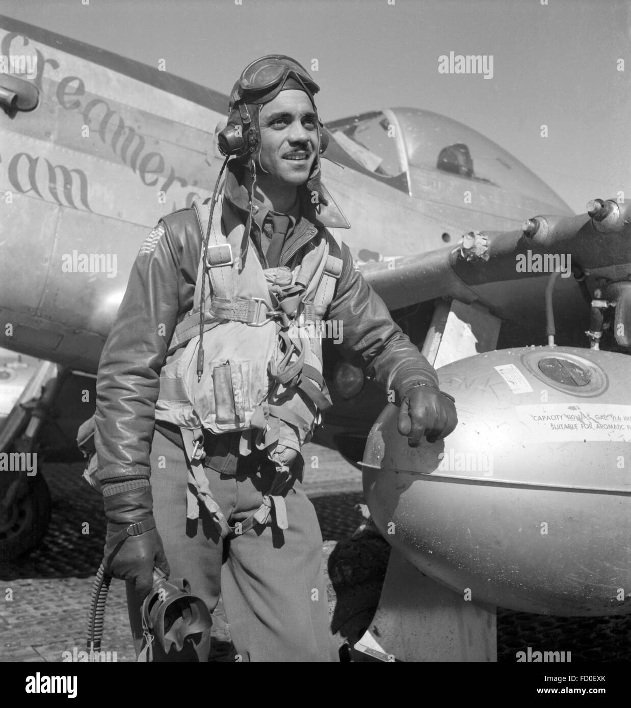 Tuskegee Flieger Edward C. Gleed, Group Operations Officer, 332. Fighter Group. Das Flugzeug im Hintergrund ist ein P - 51D Mustang. Diese Aufnahme wurde in Ramitelli, Italien im März 1945 von Toni Frissell aufgenommen. Stockfoto