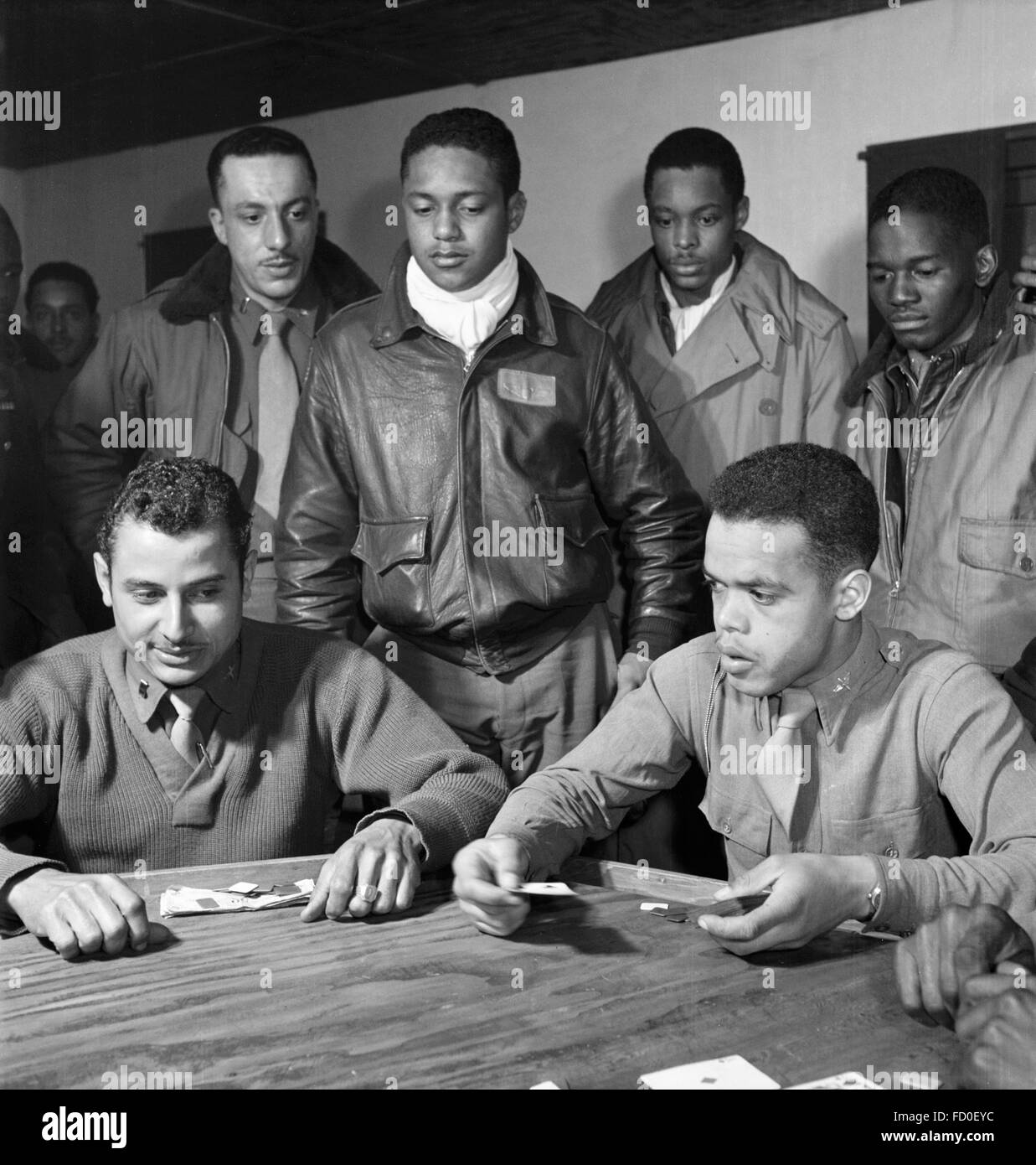 Tuskegee Airmen aus der 332. Fighter Group Spielkarten in Ramitelli, Italien im März 1945. Stockfoto