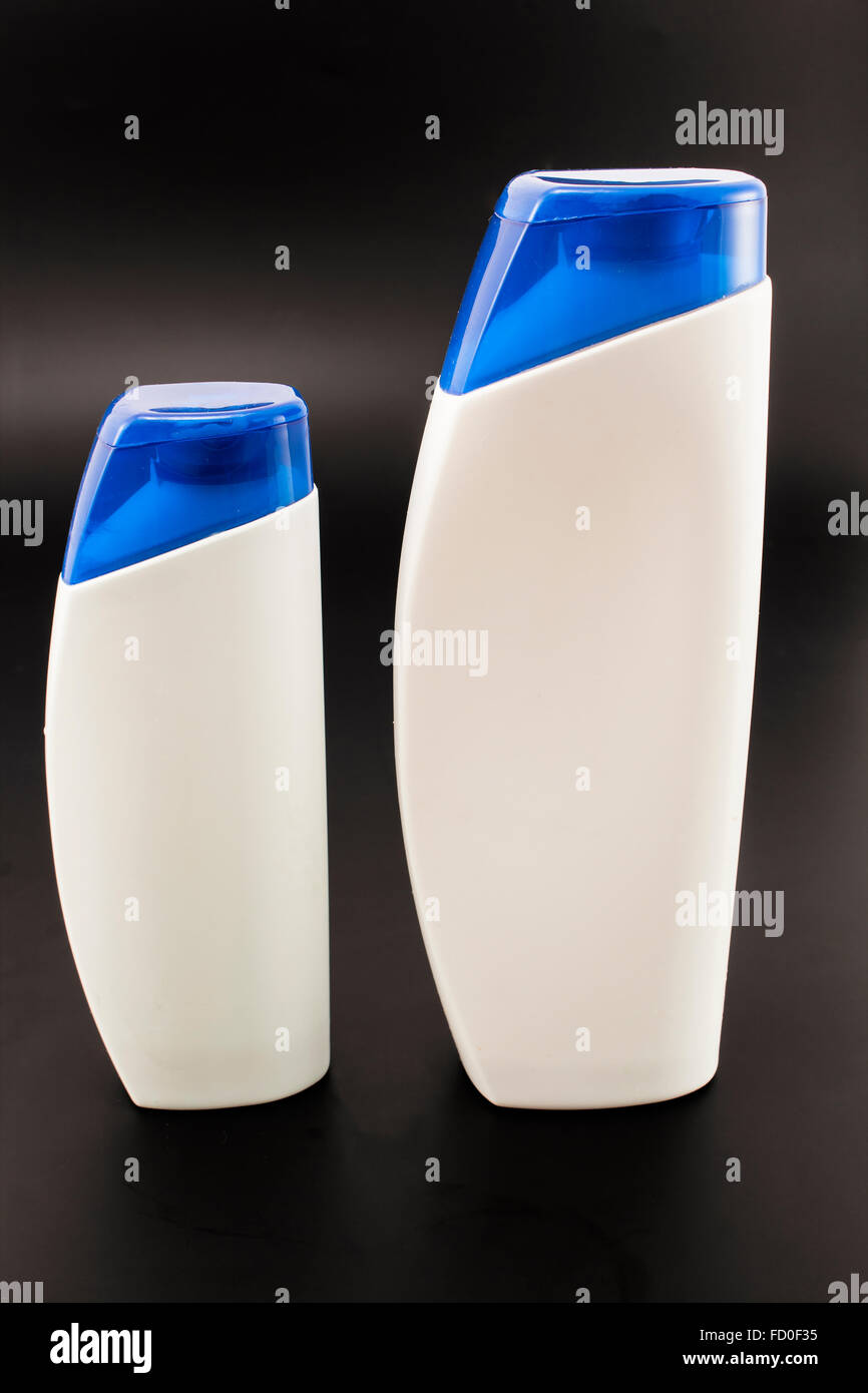 Große und kleine Flaschen Shampoo. Stockfoto