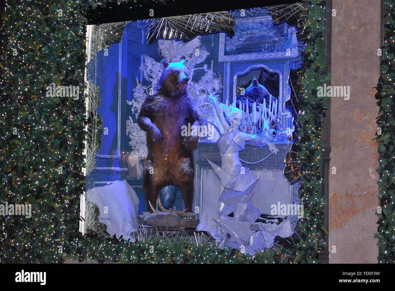 New York City - Dezember 2015: Saks Fifth Avenue Weihnachten Schaufenster mit einem Bären und einer Frau Stockfoto