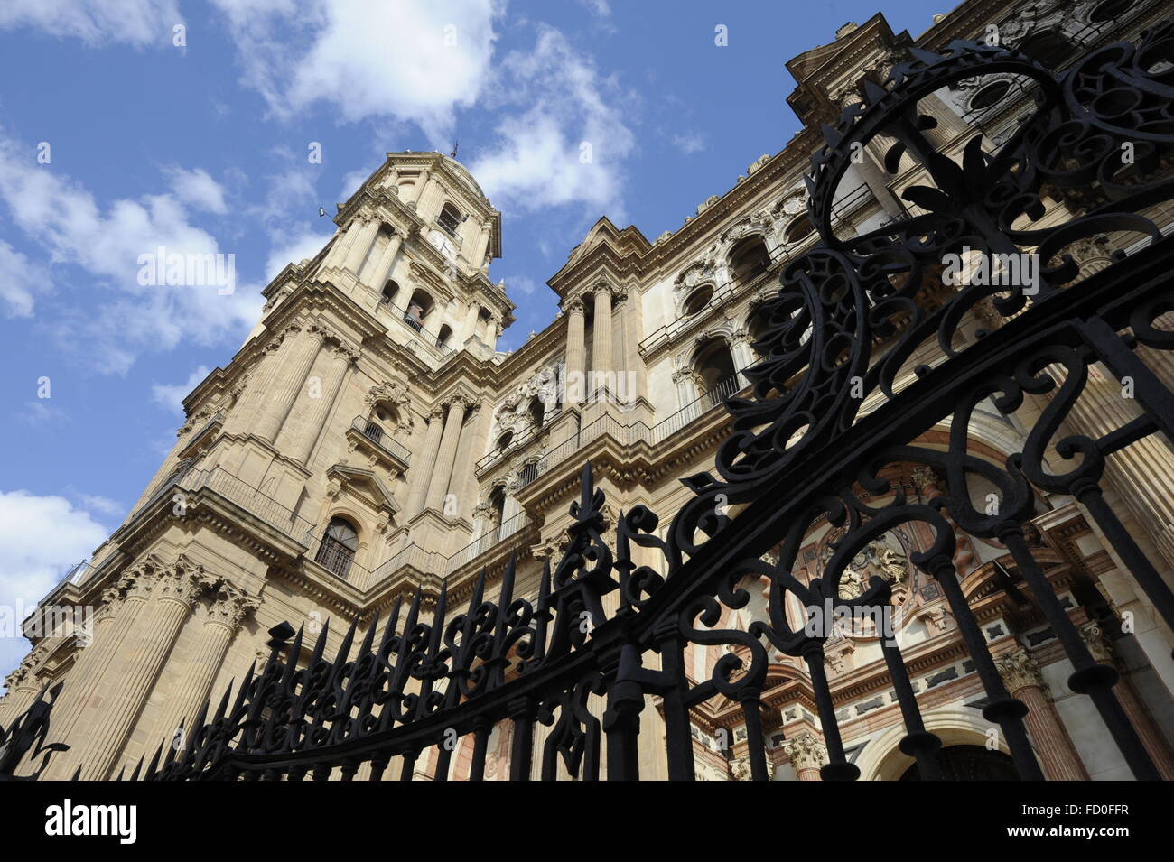 Niedrigen Winkel des Doms in Malaga, Spanien Stockfoto