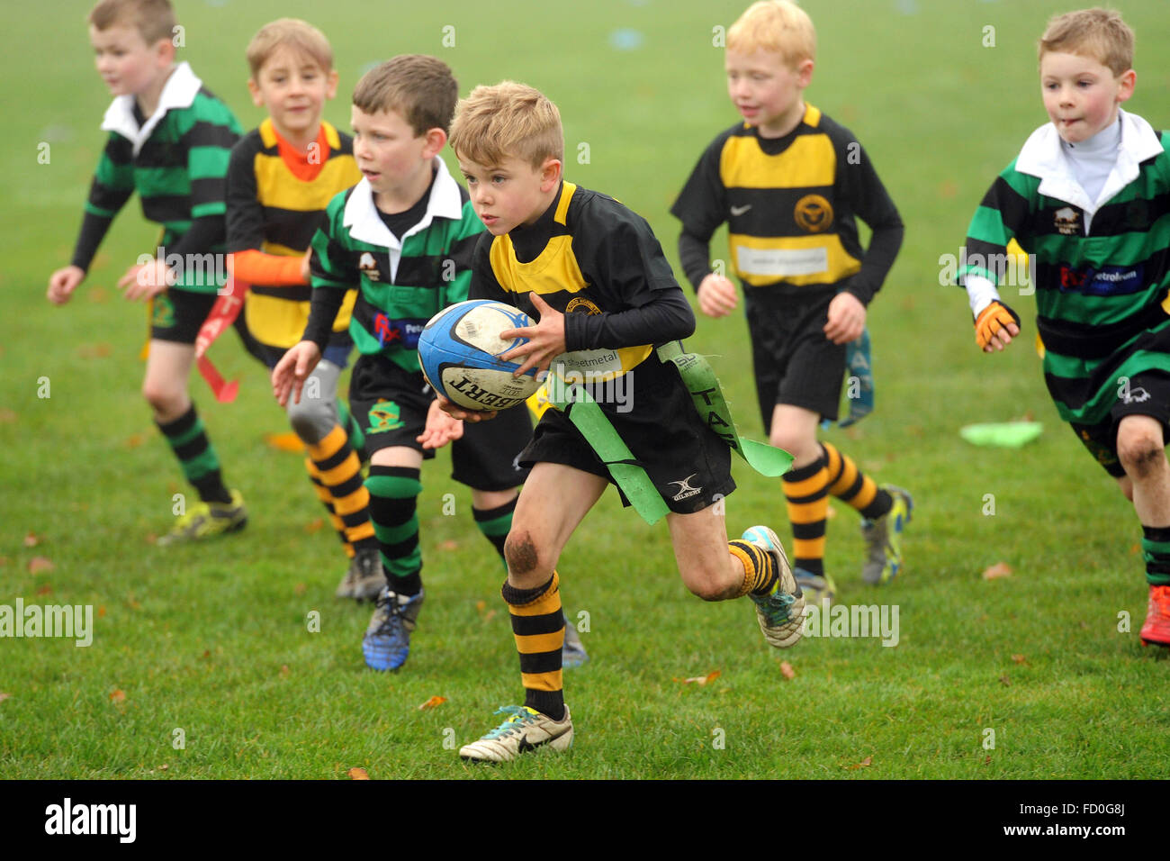 Kinder Junior Tag Rugby Aktion Großbritannien Kinder Kindersport Gesunde Aktivität Sport Jungen Sport Stockfoto