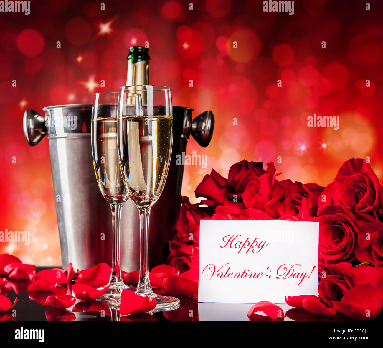 Valentines Stillleben mit Champagner und rote Rosen mit abstrakten Hintergrund Unschärfe. Exemplar für text Stockfoto