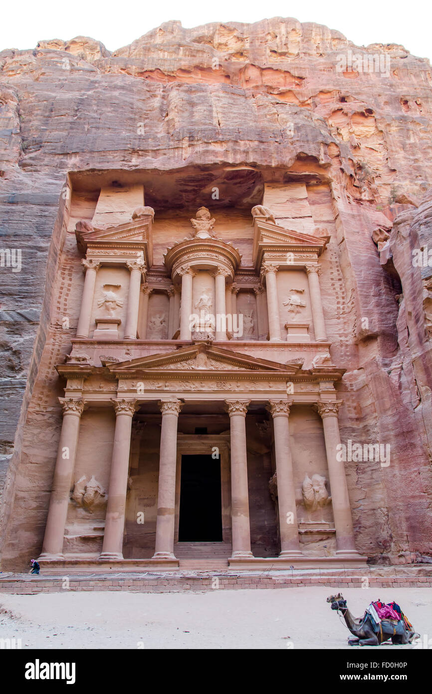 Niedrigen Winkel Ansicht der kompletten Fassade des historischen Gebäudes In Petra bekannt als Schatz Stockfoto