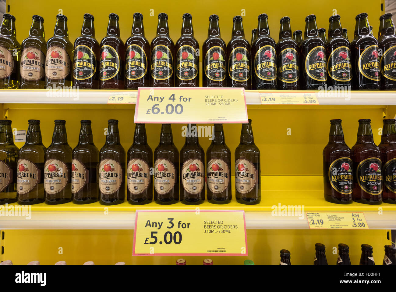 Tesco Superstore, Hove, East Sussex: verschiedene Sonderangebote. Stockfoto