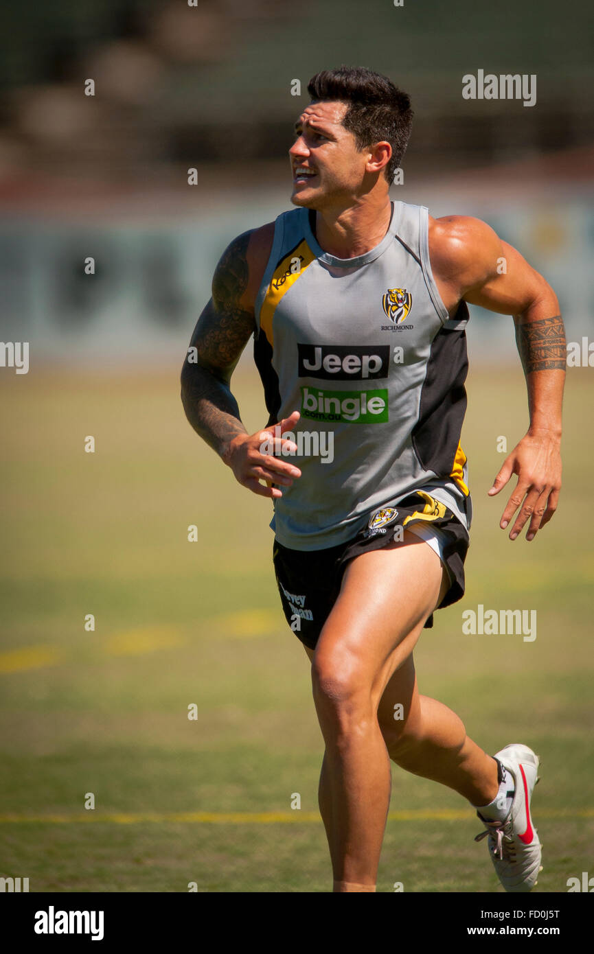 Männer der Australian Football League Richmond Tigers in einer Sommer-Praxis Stockfoto