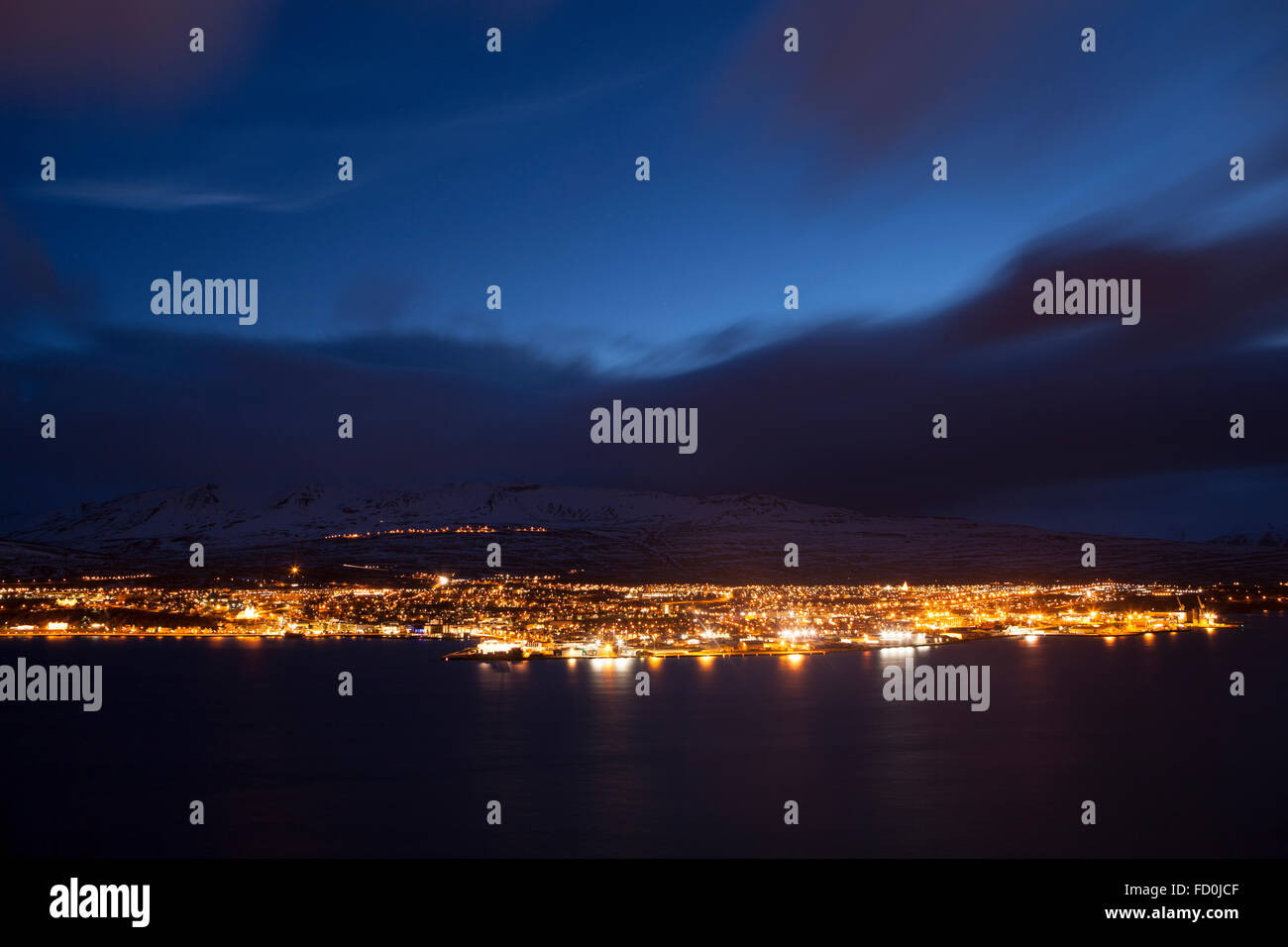 Isländische Stadt Akureyri in der Nacht, Winter Stockfoto