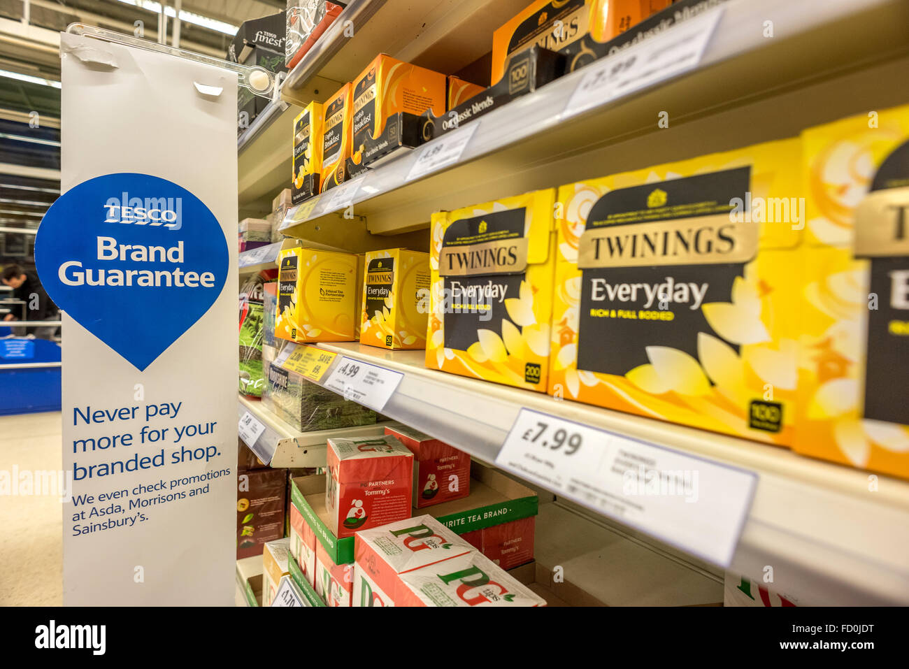 Tesco Superstore, Hove, East Sussex: verschiedene Sonderangebote. Stockfoto