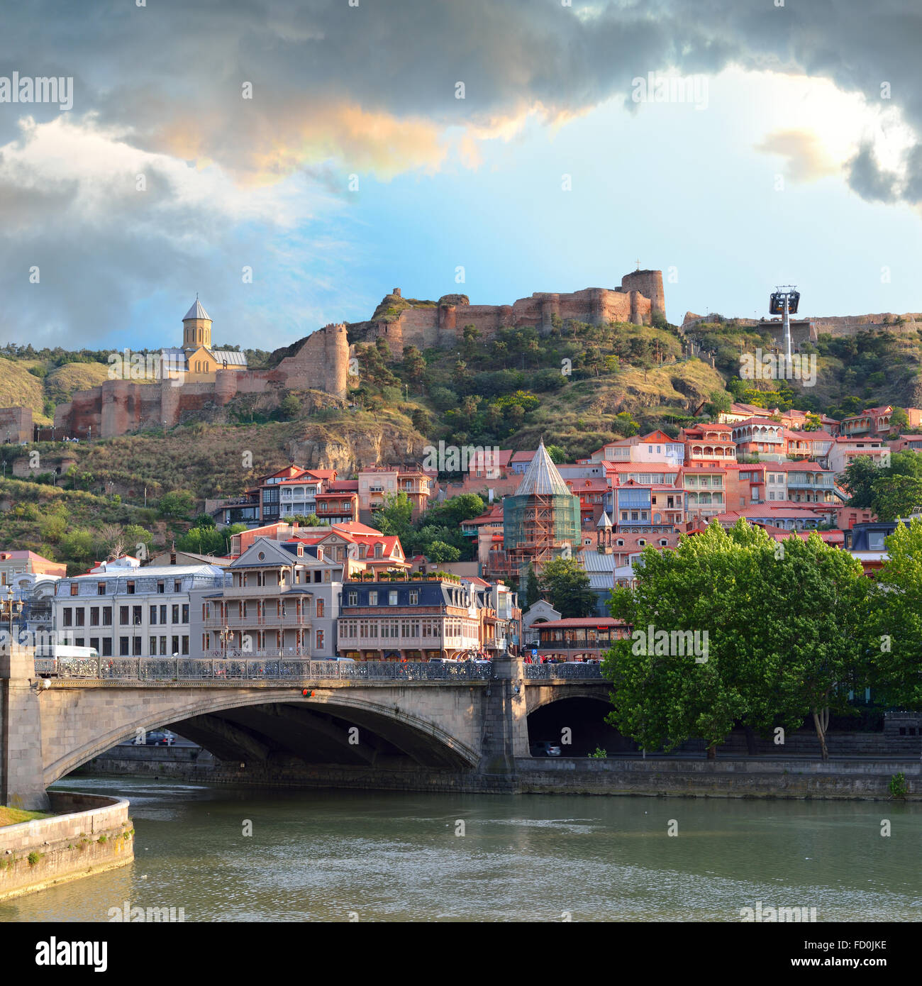 Altstadt von Tiflis. Historisches Viertel der Hauptstadt Georgiens bei Sonnenuntergang. Stockfoto