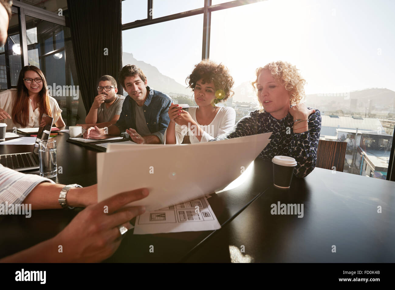 Nahaufnahme der Hände des Jünglings Businessplan, Kollegen zu erklären. Kreative Menschen treffen im Konferenzraum. Stockfoto